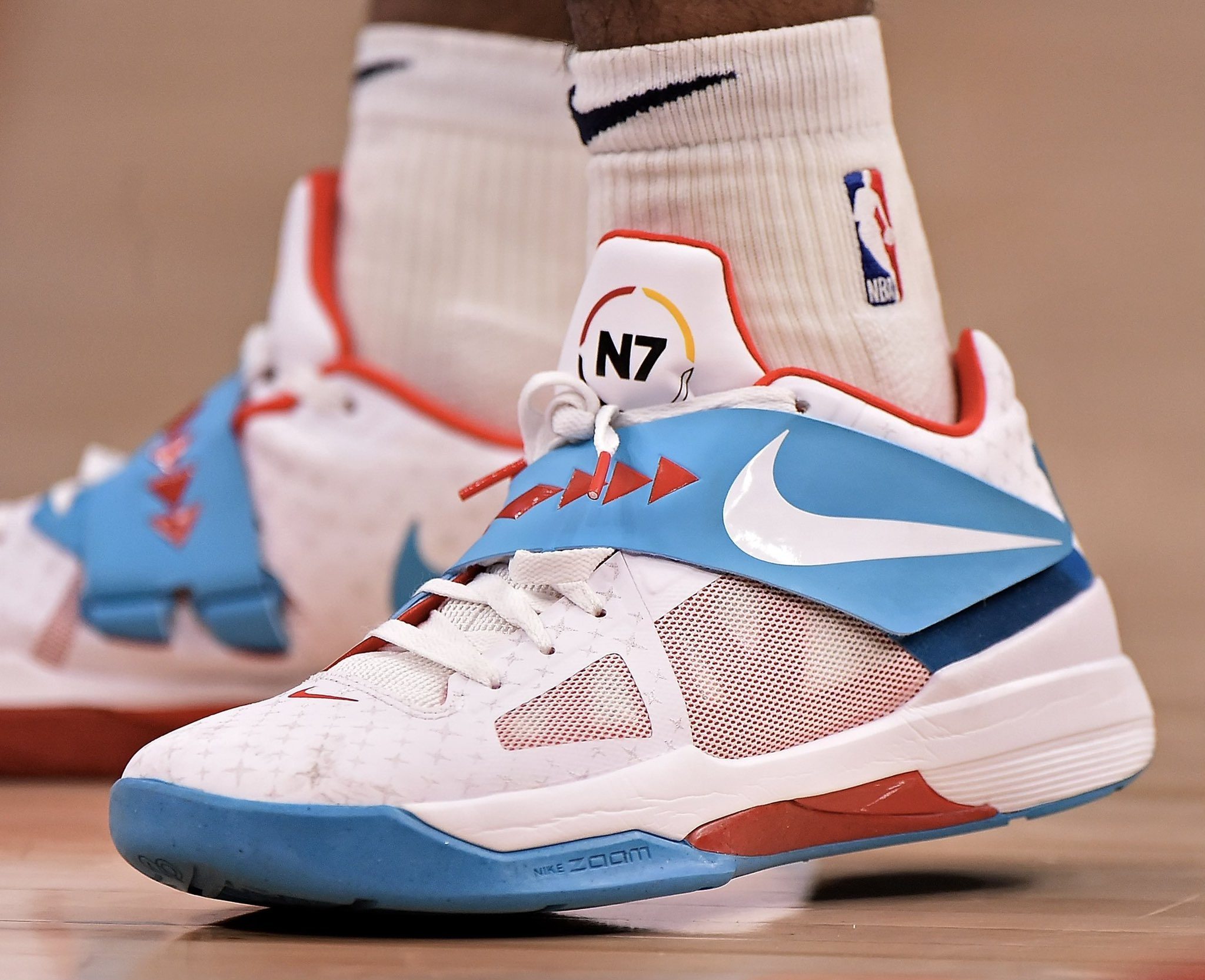 男子下棋时吸烟不慎引燃衣物（男子对弈抽烟失手点燃衣服）