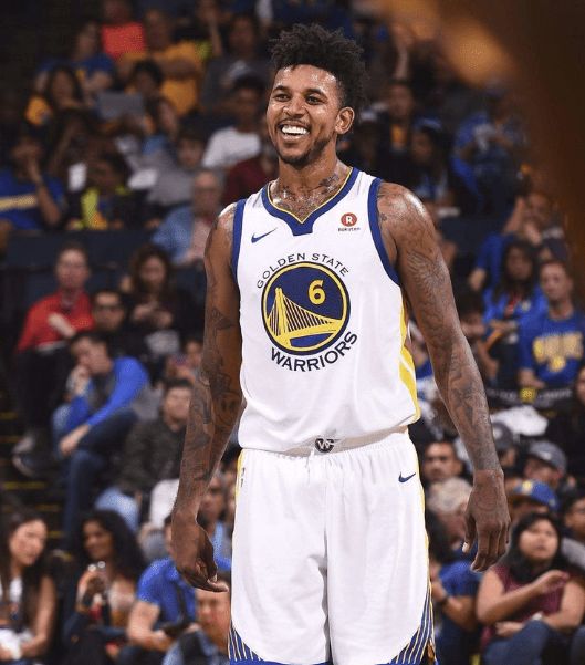 记者：拜仁考虑通过引进巴莱巴以顶替去向未明的格雷茨卡（记者称拜仁考虑引进巴莱巴，顶替去向未定的格雷茨卡）