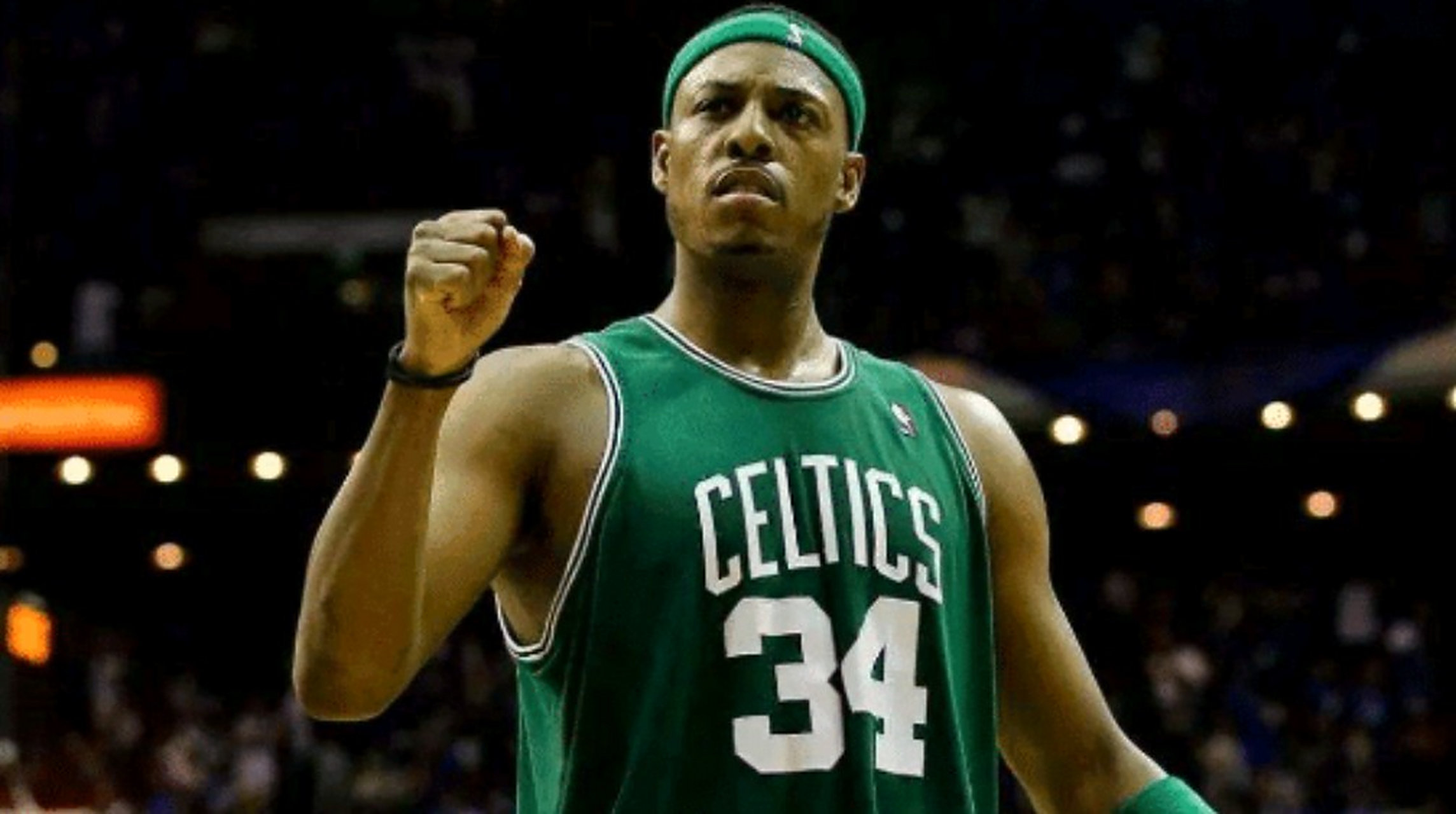 骑士新赛季表现下滑，爆冷输给马刺，主场优势助力取胜，马刺虽缺主力仍保持竞争力。（骑士状态走低遭马刺爆冷，主场加持助其告捷，马刺缺将仍具竞争力）