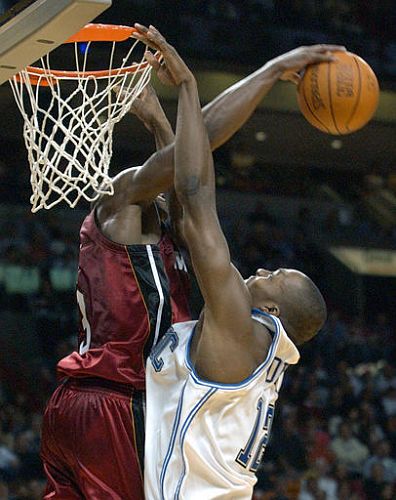 记者：中超收官战赛后，西海岸将为邵佳一举办告别仪式（据记者透露，中超末轮结束后，西海岸将为邵佳一举行告别仪式）